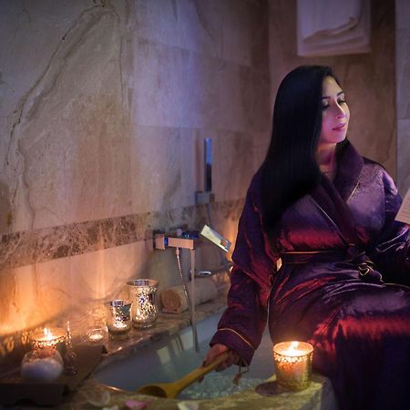 Royal Maxim Palace Kempinski Kair Zewnętrze zdjęcie A woman in a Turkish bath