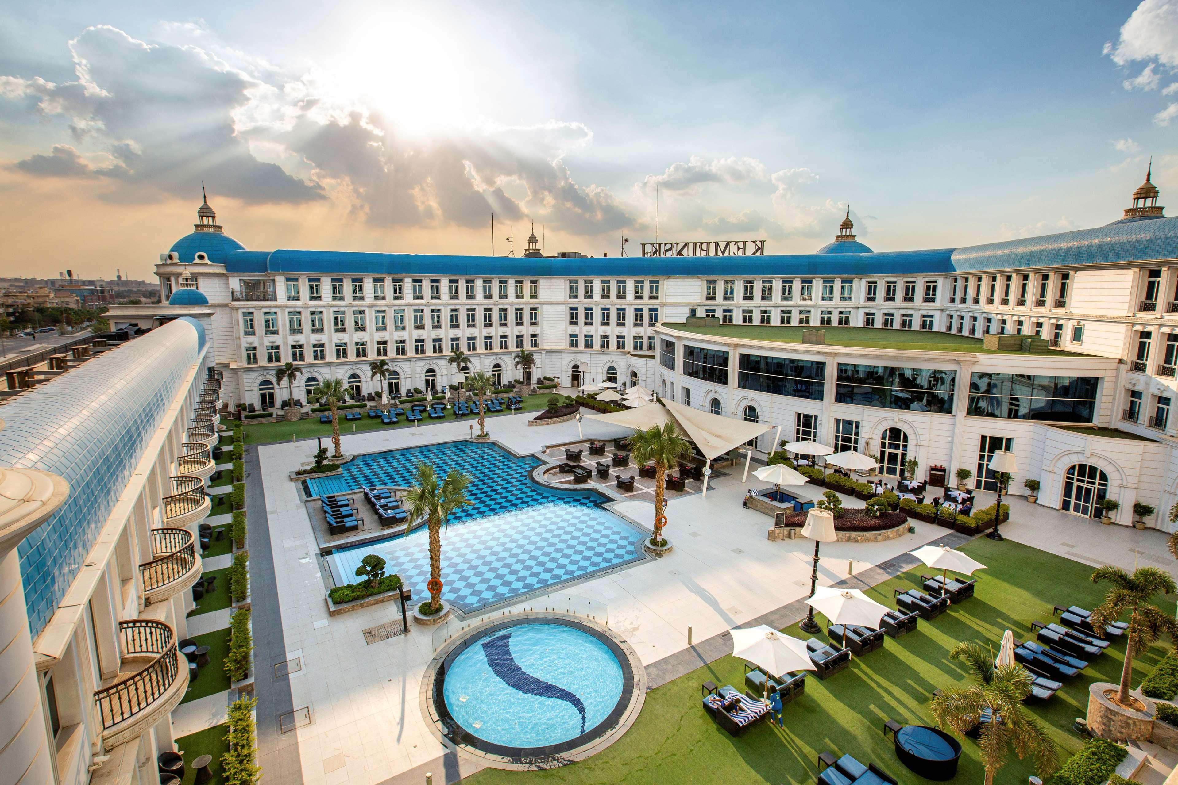 Royal Maxim Palace Kempinski Kair Zewnętrze zdjęcie The hotel's courtyard