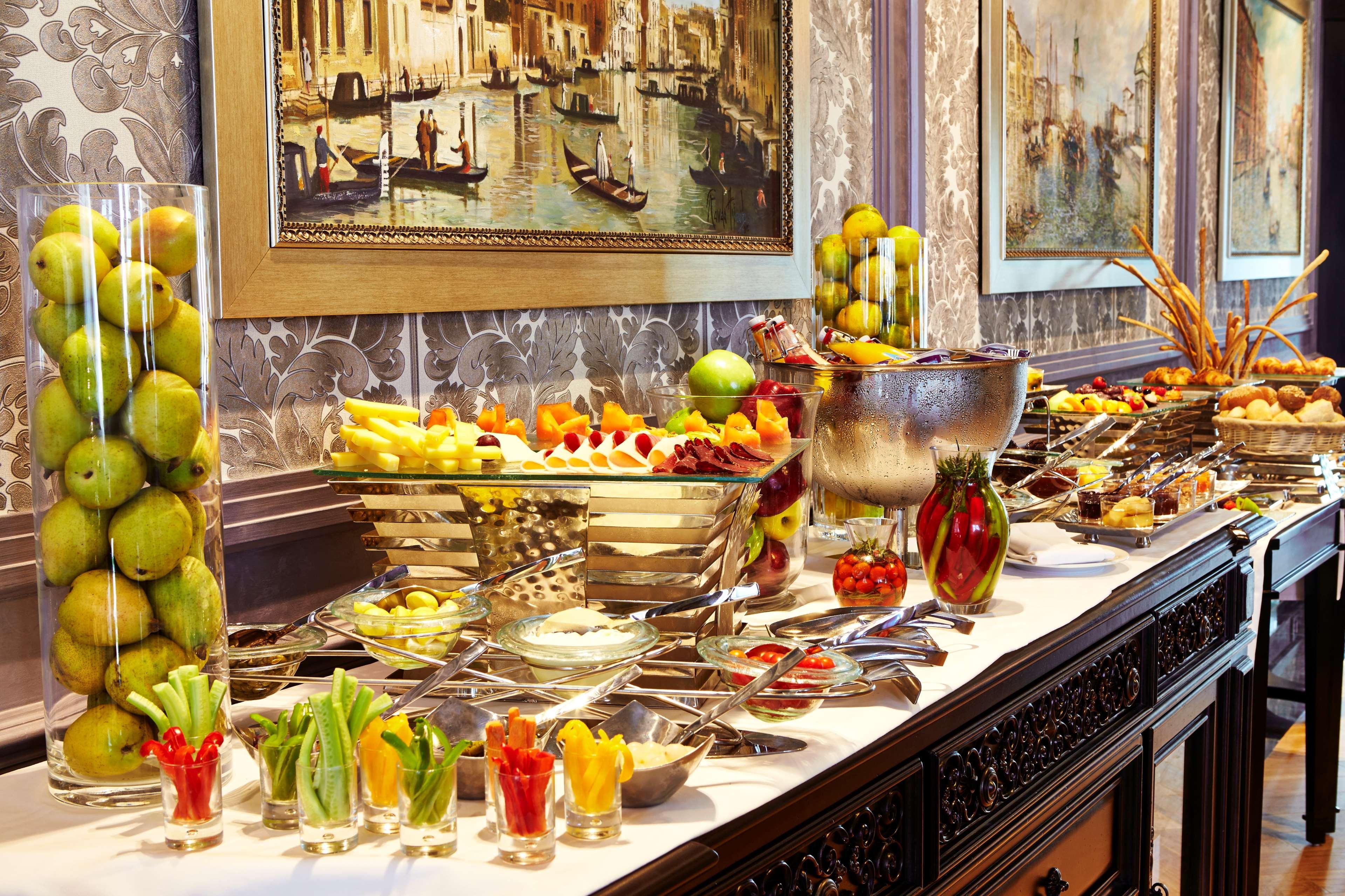 Royal Maxim Palace Kempinski Kair Zewnętrze zdjęcie A buffet at a hotel