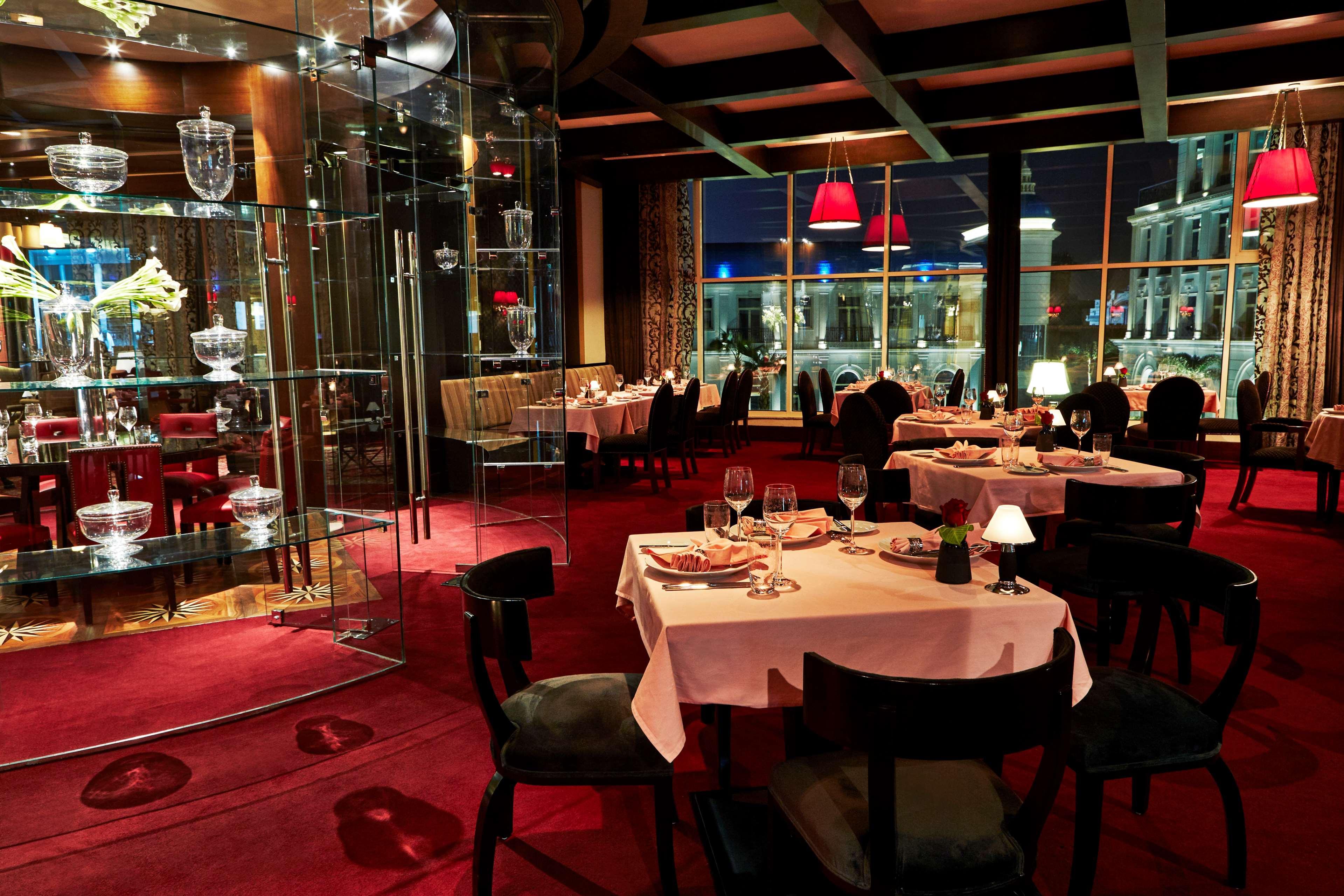 Royal Maxim Palace Kempinski Kair Zewnętrze zdjęcie Interior of the restaurant in 2016