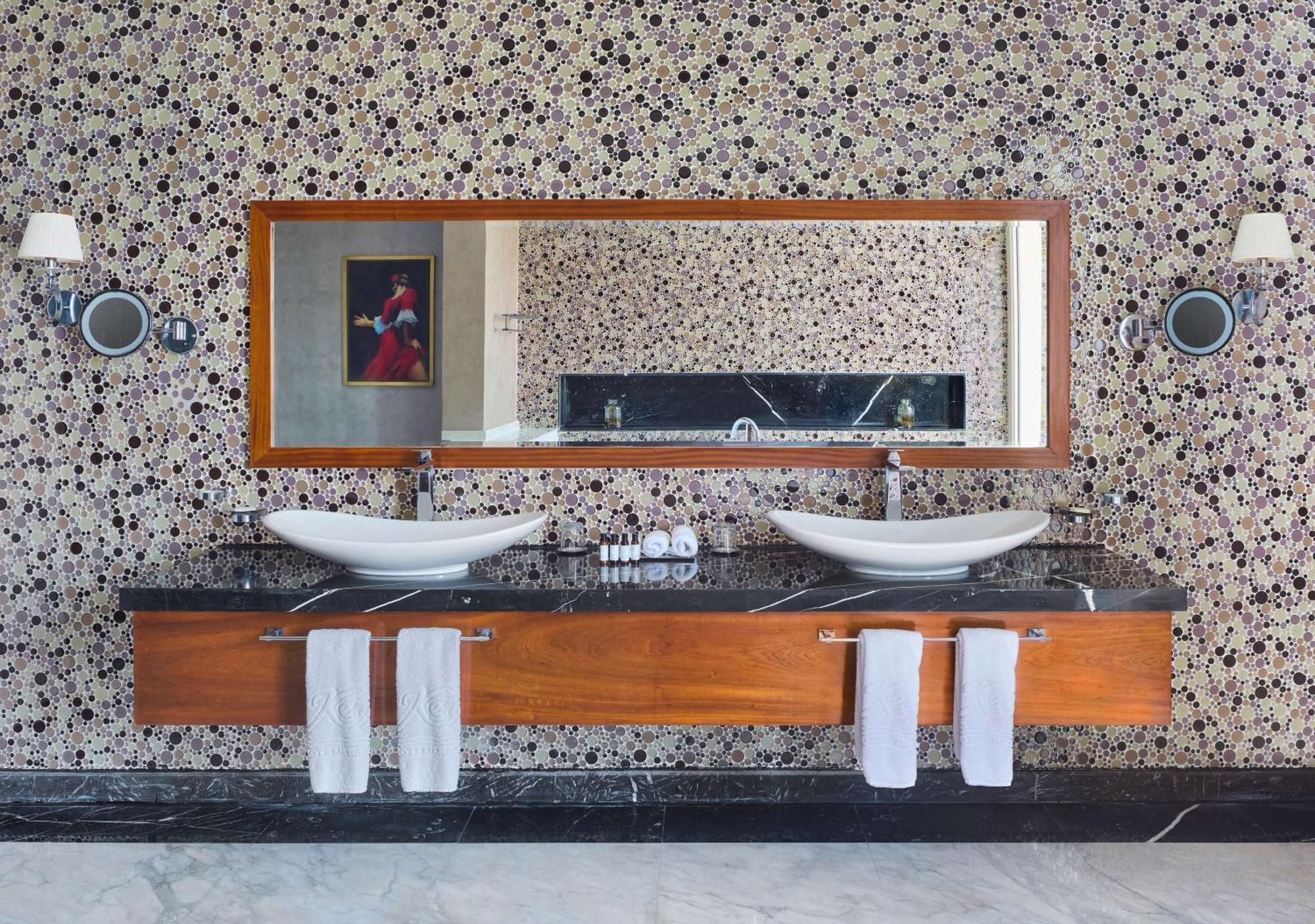 Royal Maxim Palace Kempinski Kair Zewnętrze zdjęcie Bathroom with wallpaper