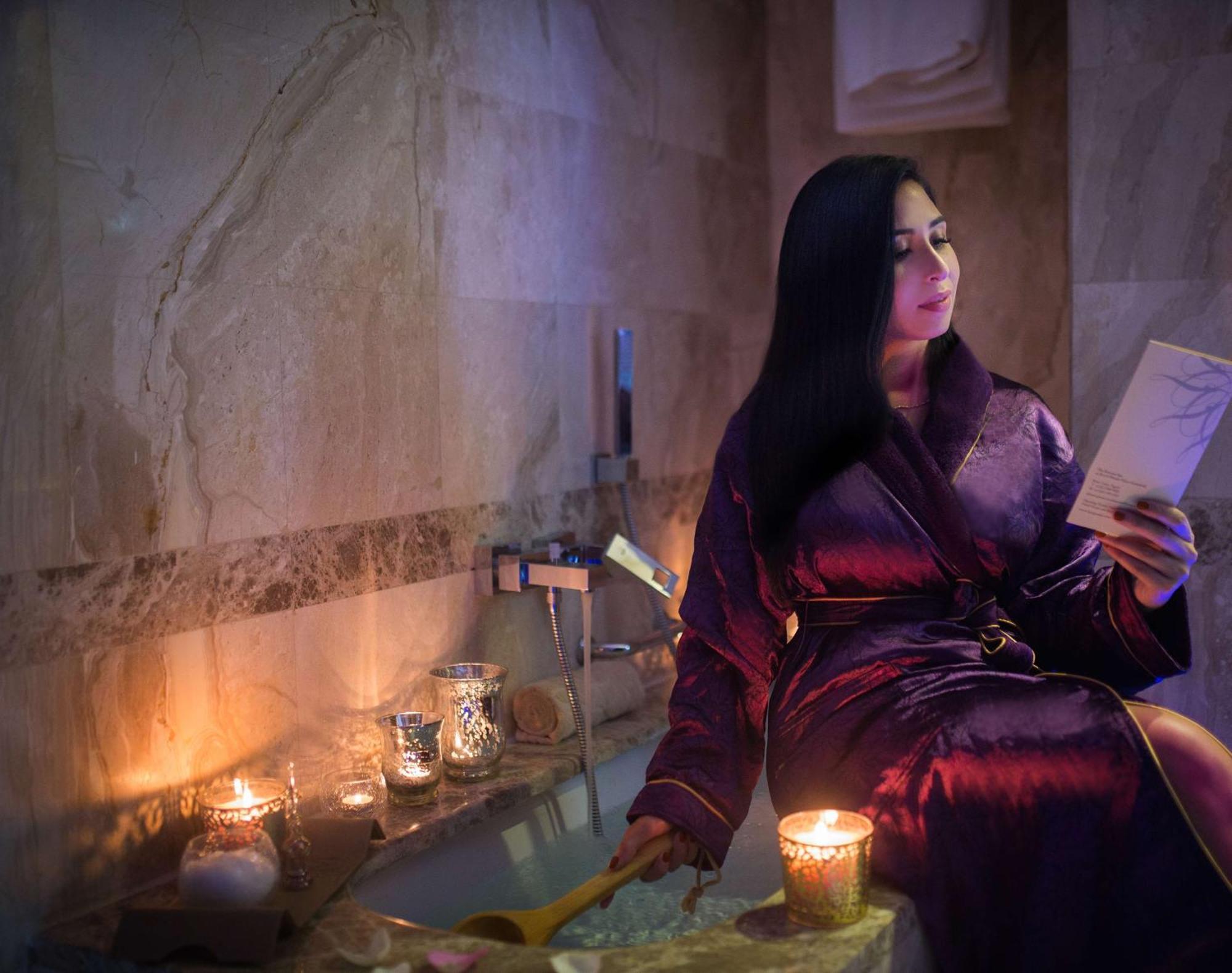 Royal Maxim Palace Kempinski Kair Zewnętrze zdjęcie A woman in a Turkish bath